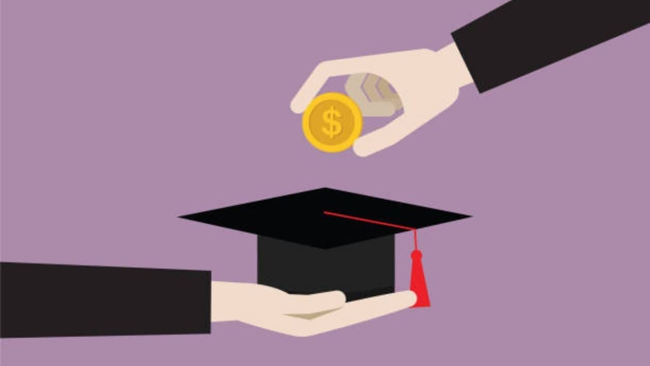 Exploring the Pros and Cons of Loans vs Scholarships: Which is the Better Choice for you